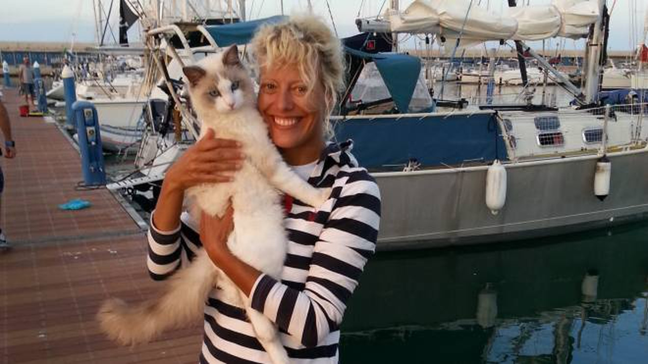 L’attrice Marianna De Micheli in barca a vela con il suo gatto